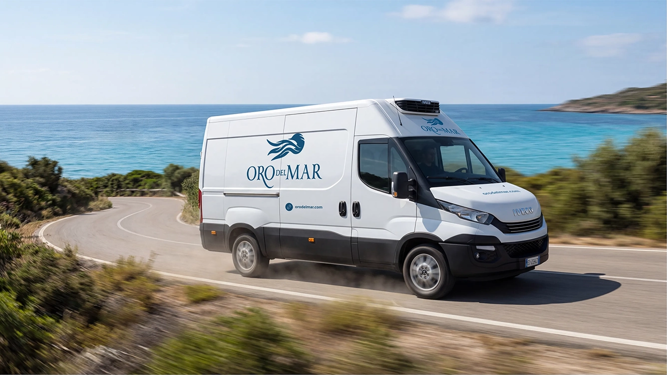 Furgone refrigerato Oro del Mar lungo la costa sarda